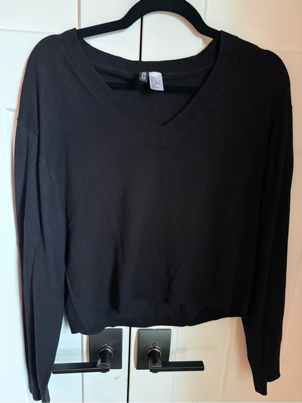 H&M V-Neck Sweater in Black Size Small Like New